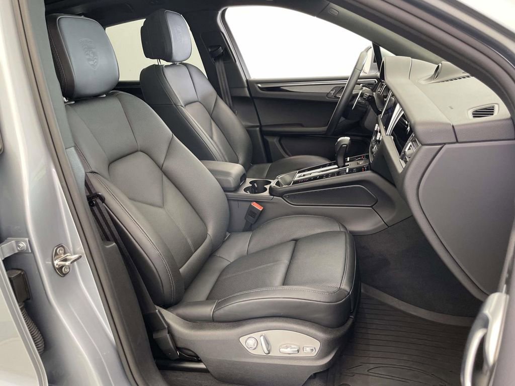 Certified 2025 Porsche Macan AWD/4WD image 23