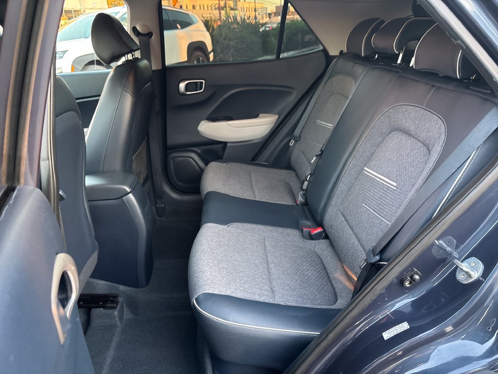 Used 2022 Hyundai Venue Limited FWD image 24