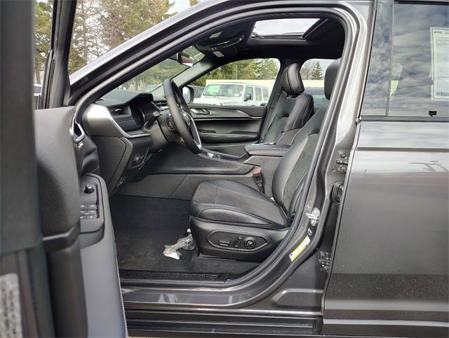 New 2025 Jeep Grand Cherokee L Altitude image 2