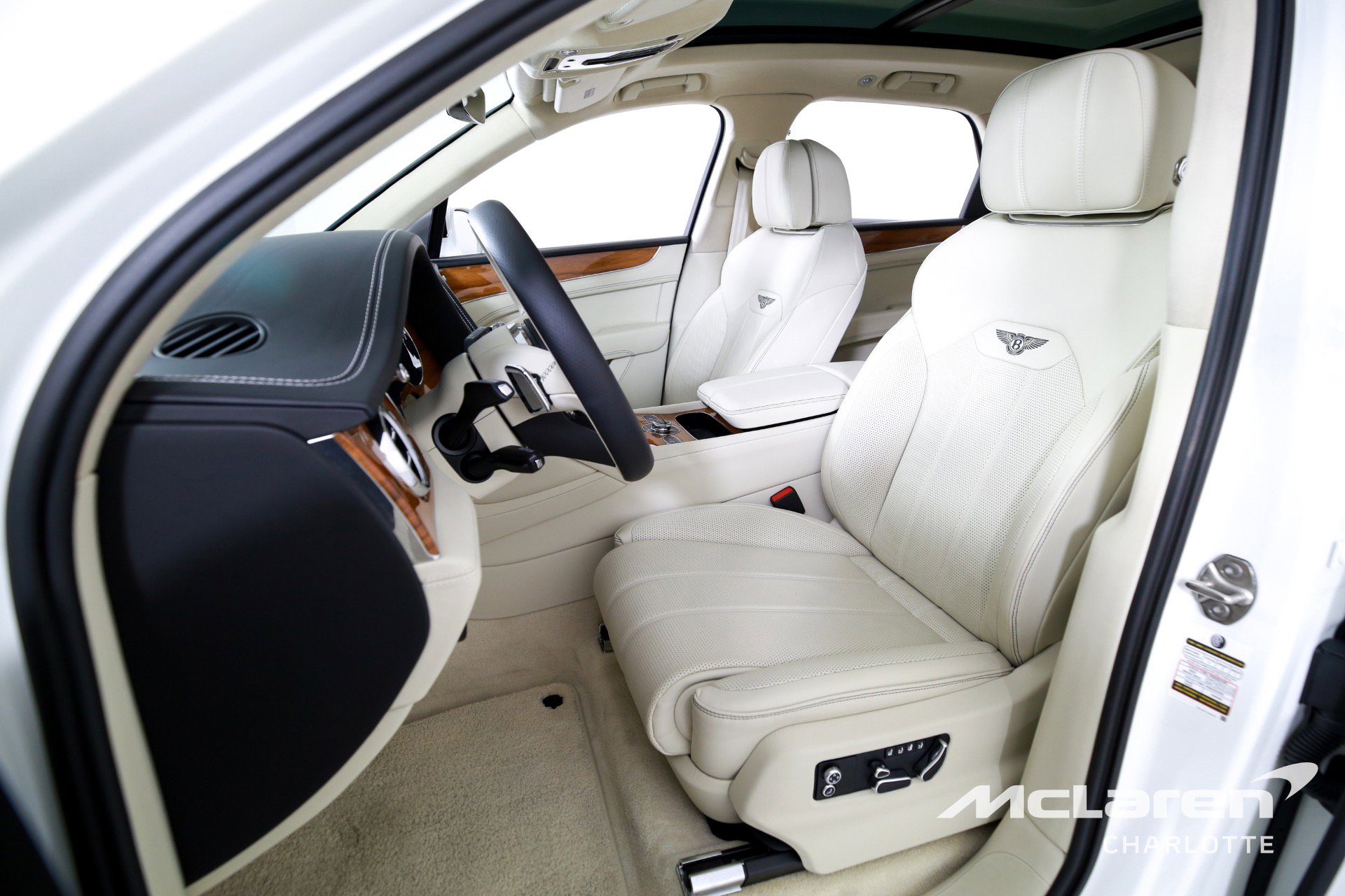 Used 2023 Bentley Bentayga Plug-In Hybrid image 11