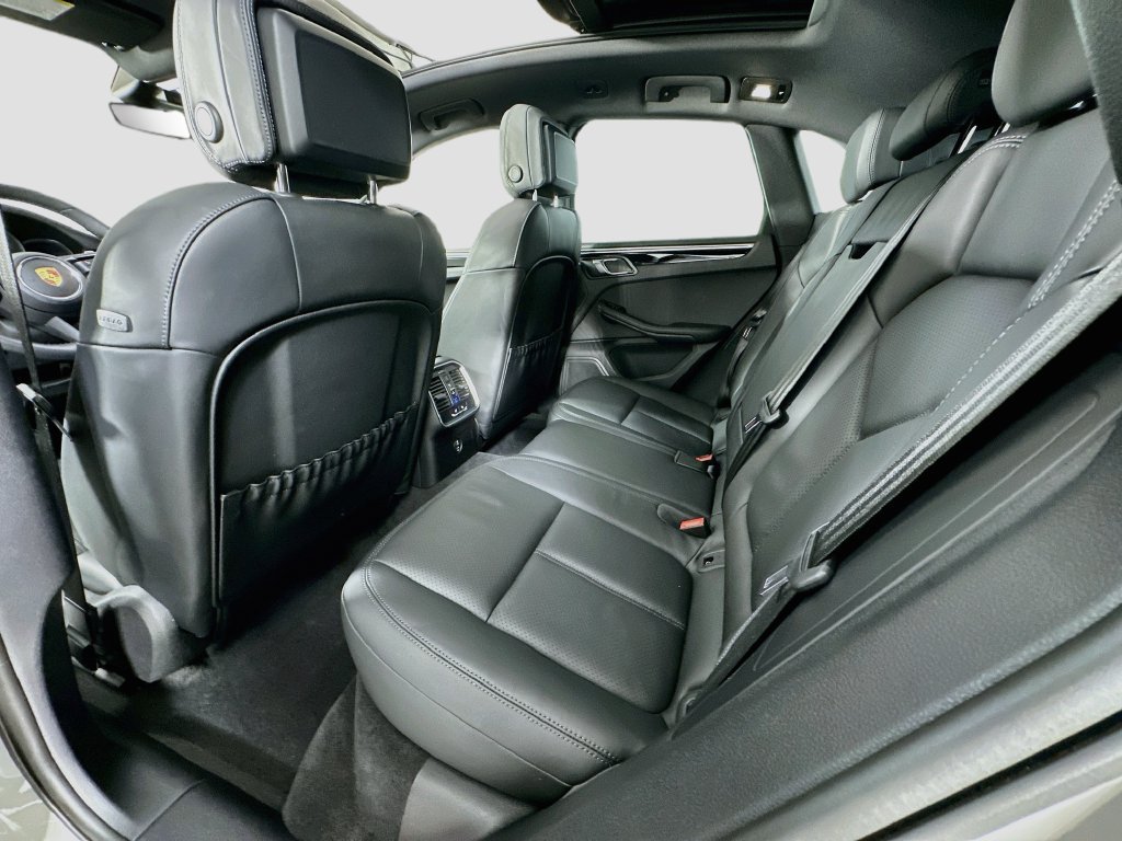 Certified 2023 Porsche Macan AWD/4WD image 24