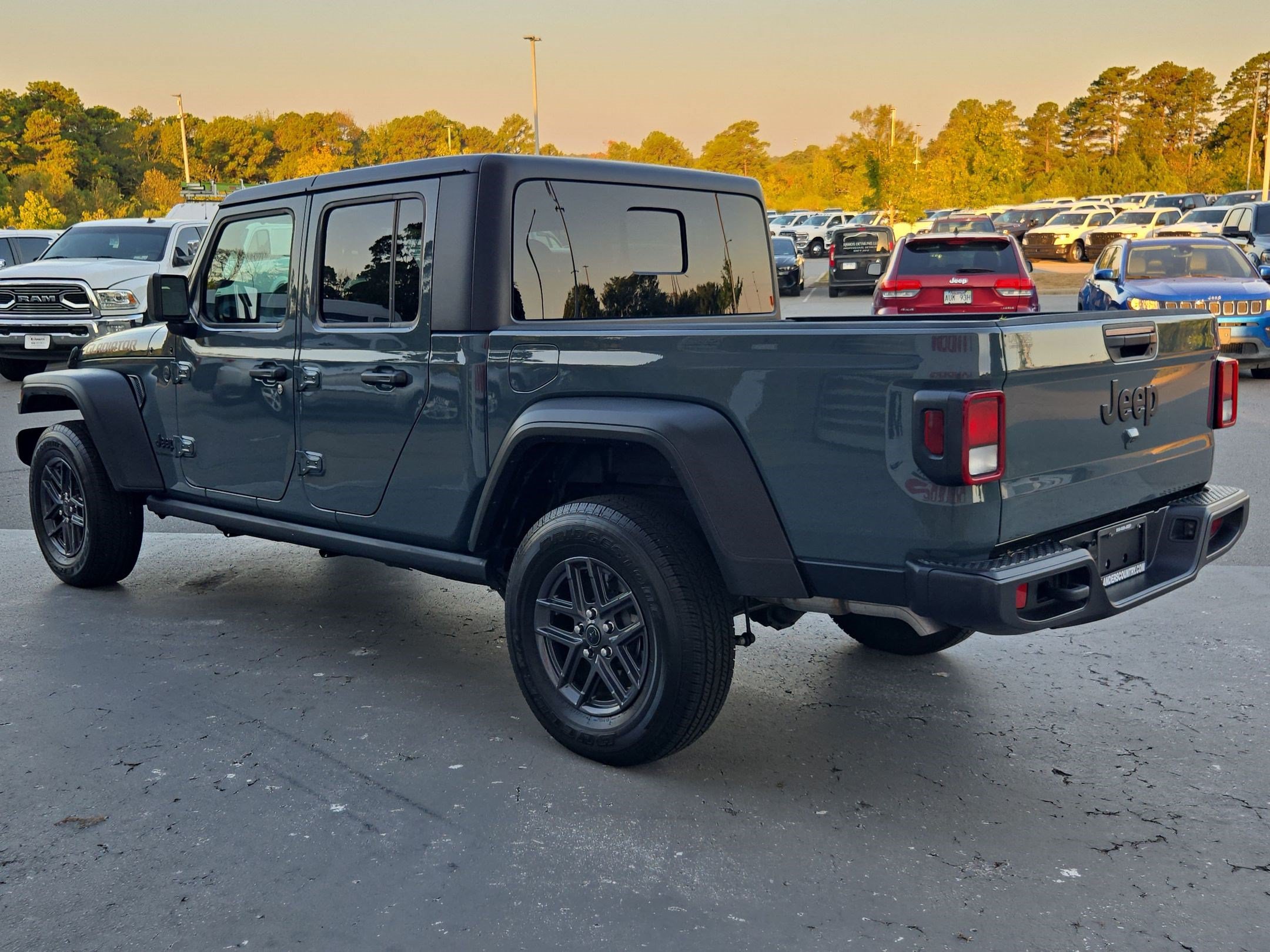 Used 2025 Jeep Gladiator Sport AWD/4WD image 5