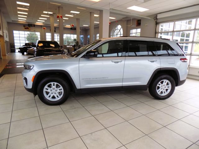 Certified 2024 Jeep Grand Cherokee Laredo RWD image 4