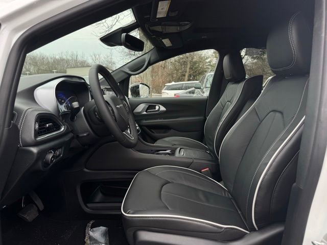New 2026 Chrysler Pacifica Limited w/ Uconnect Theater Family Group image 16