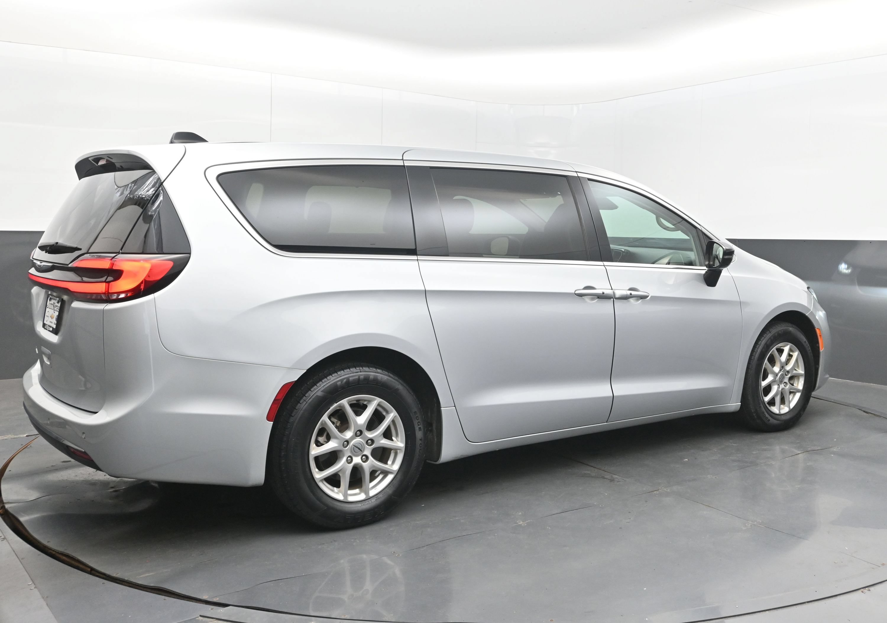 Used 2024 Chrysler Pacifica Touring-L FWD image 9