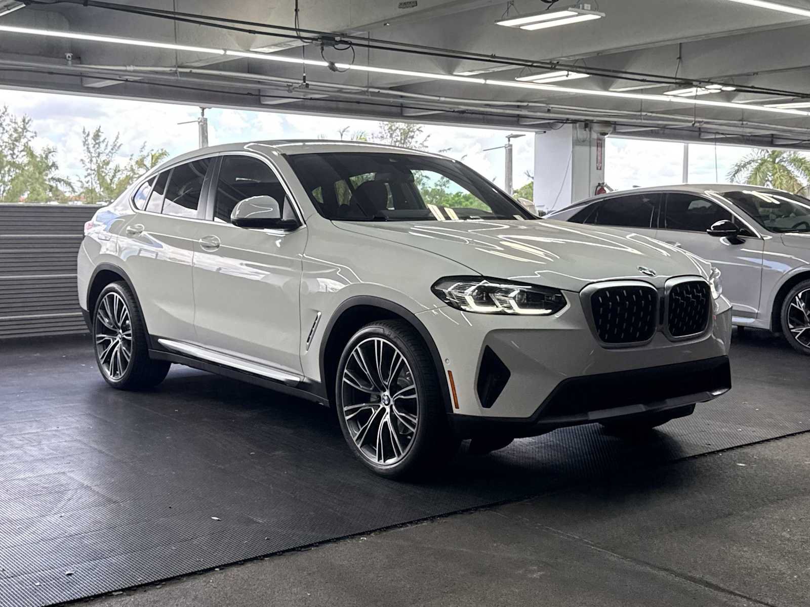 Used 2024 BMW X4 xDrive30i w/ Parking Assistance Package AWD/4WD image 2
