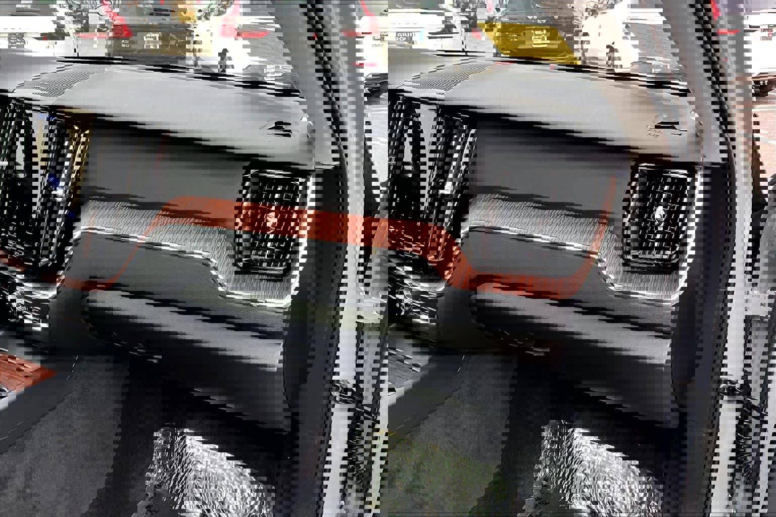 Certified 2024 Volvo XC60 B5 Plus w/ Protection Package Premier image 18