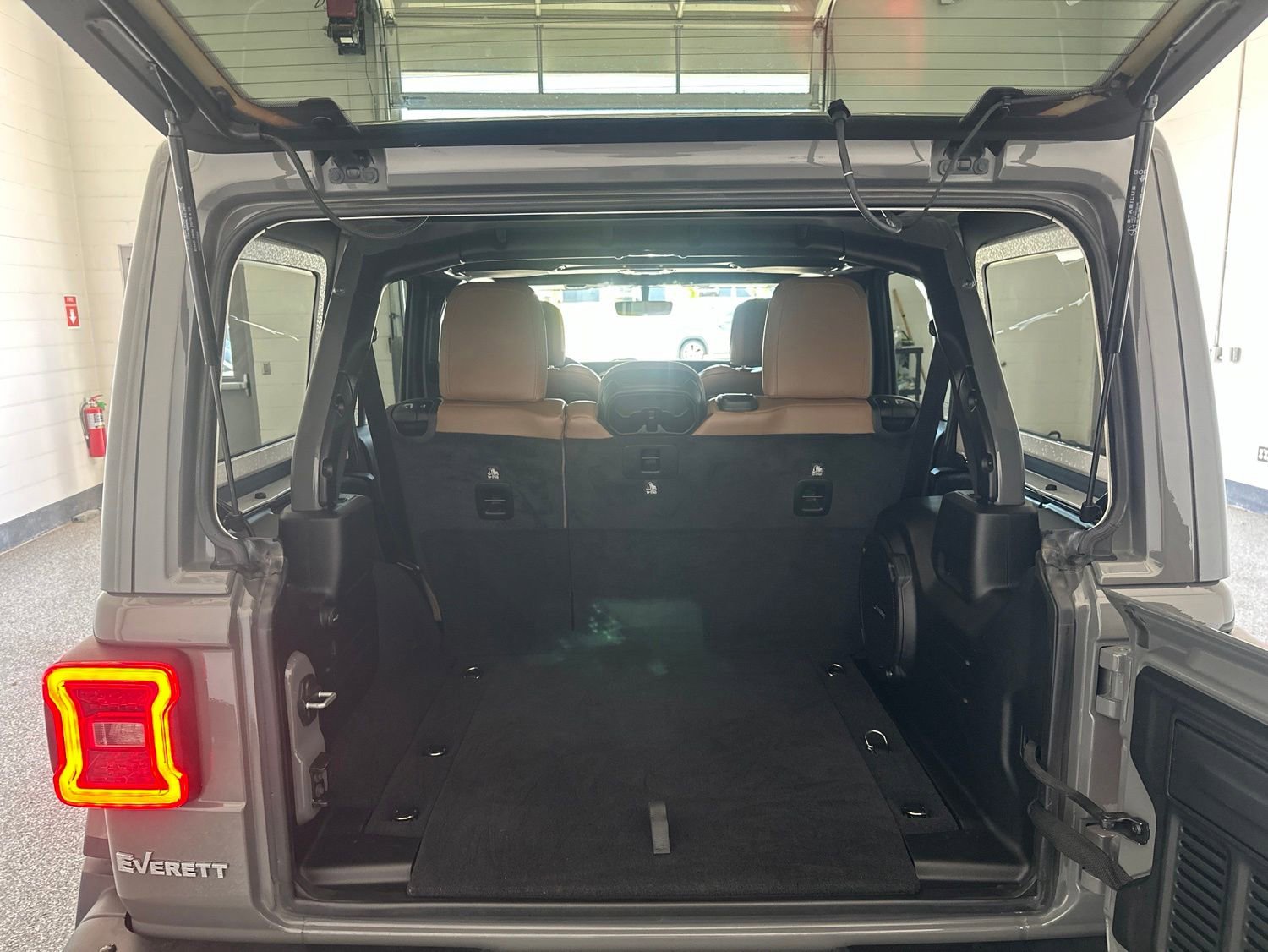 Used 2020 Jeep Wrangler Unlimited Rubicon w/ Dual Top Group AWD/4WD image 11