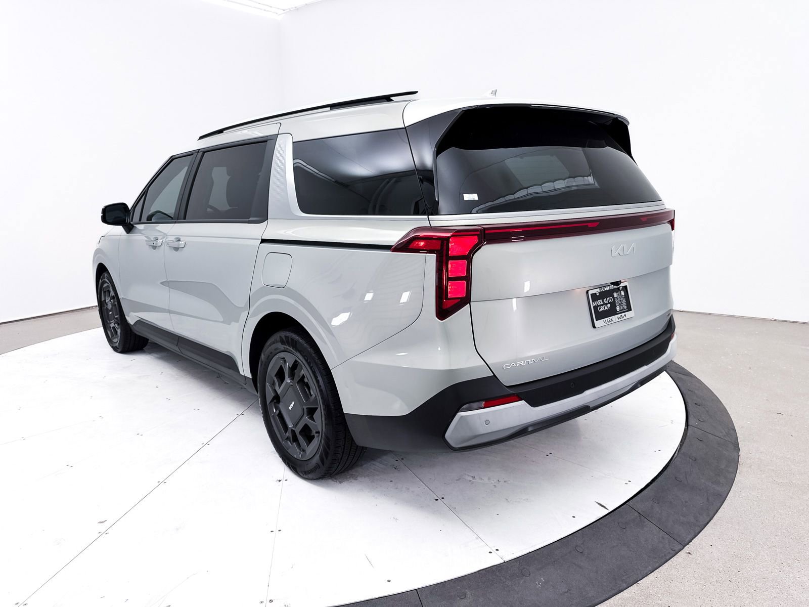 Certified 2025 Kia Carnival EX image 17