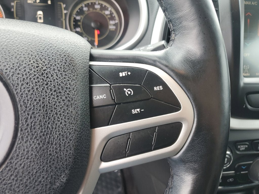 Used 2018 Jeep Cherokee Latitude Plus w/ Cold Weather Group AWD/4WD image 23