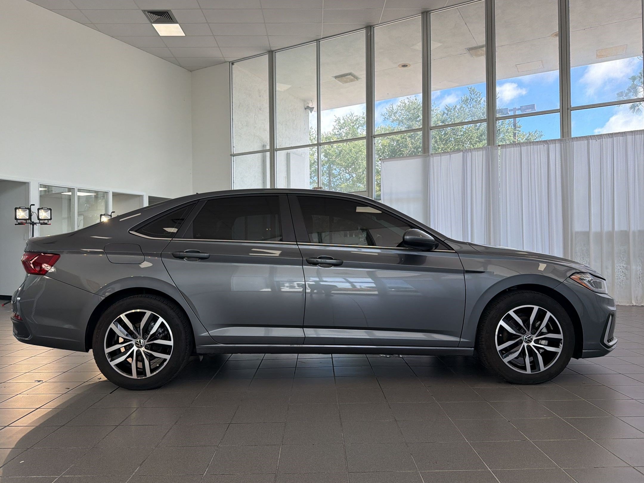 Used 2025 Volkswagen Jetta SE w/ Sunroof Package FWD image 8