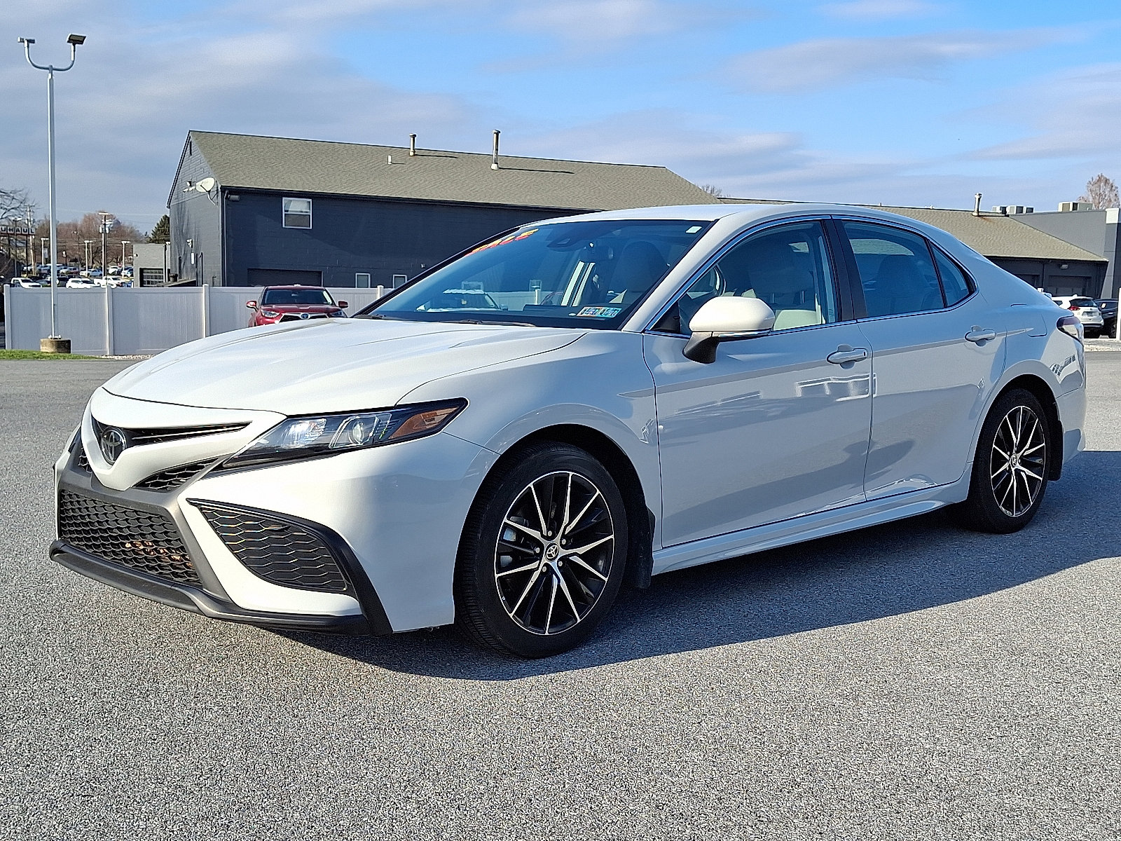 Used 2023 Toyota Camry SE image 3