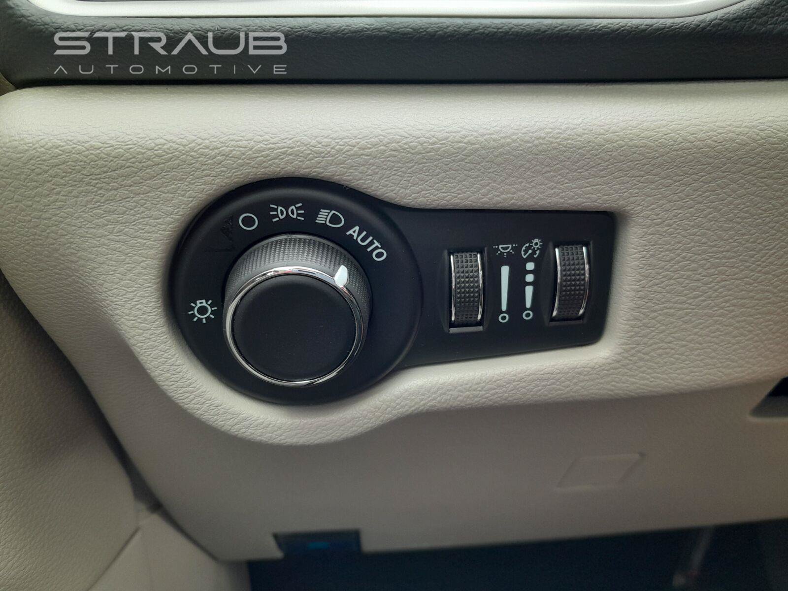 Used 2023 Chrysler Voyager LX FWD image 18