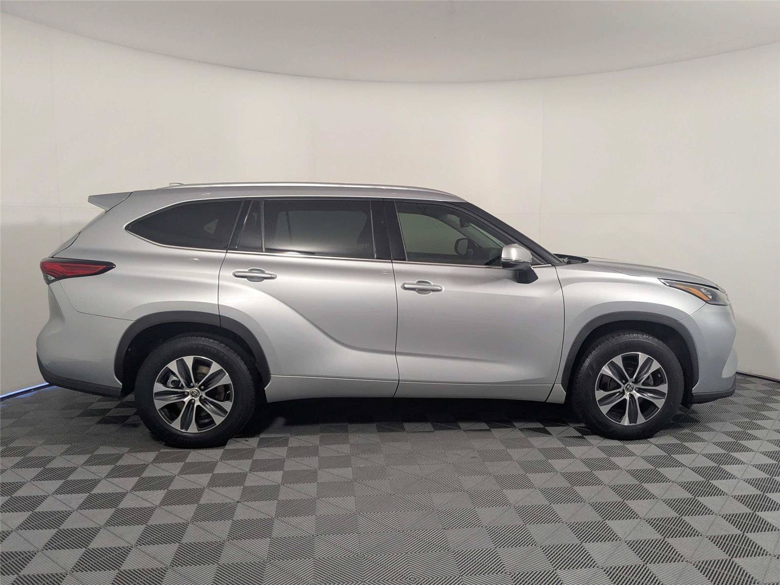 Certified 2020 Toyota Highlander XLE FWD image 5