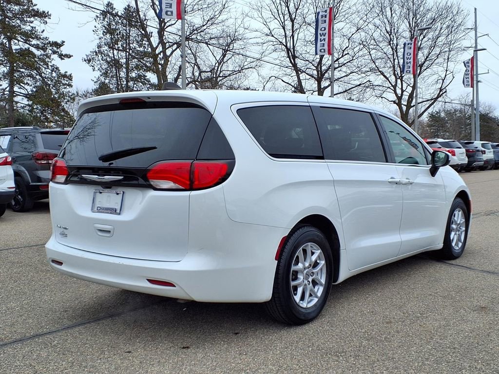 Used 2023 Chrysler Voyager LX image 5