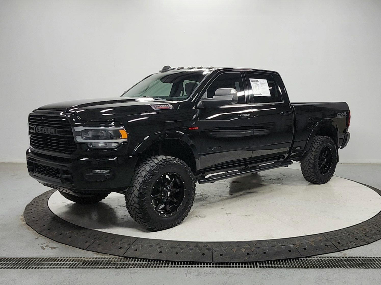 Used 2019 RAM 2500 Laramie w/ Black Appearance Package AWD/4WD image 3