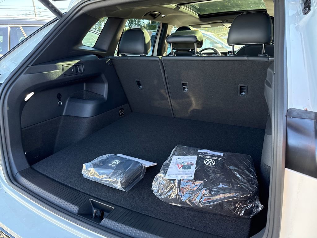 New 2025 Volkswagen Tiguan SE R-Line image 15