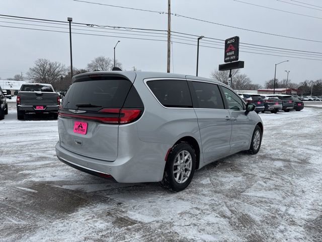 Used 2024 Chrysler Pacifica Touring-L image 22