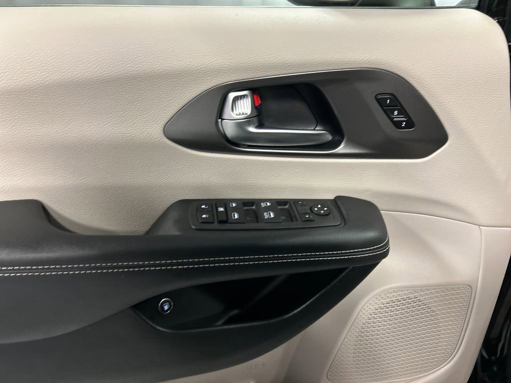 Used 2023 Chrysler Pacifica Touring-L FWD image 13