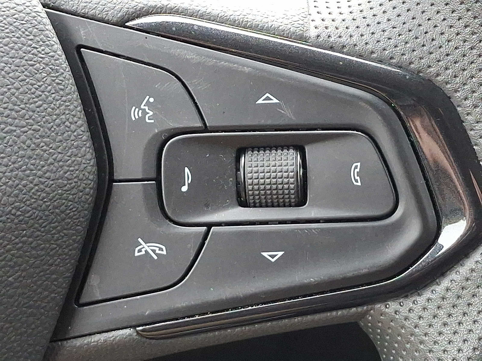 Used 2024 Chevrolet Trax LT FWD image 22