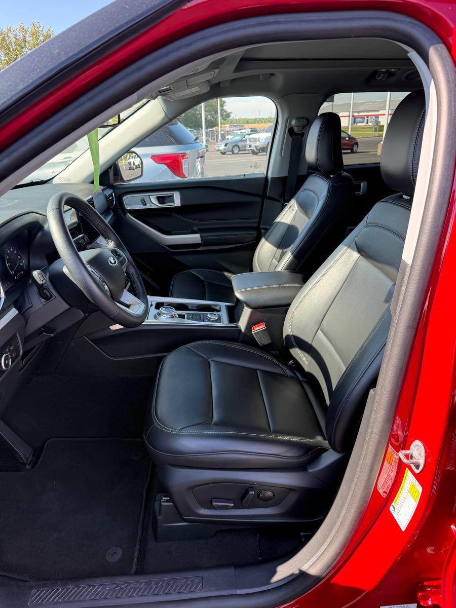 Used 2024 Ford Explorer XLT w/ Equipment Group 202A AWD/4WD image 10