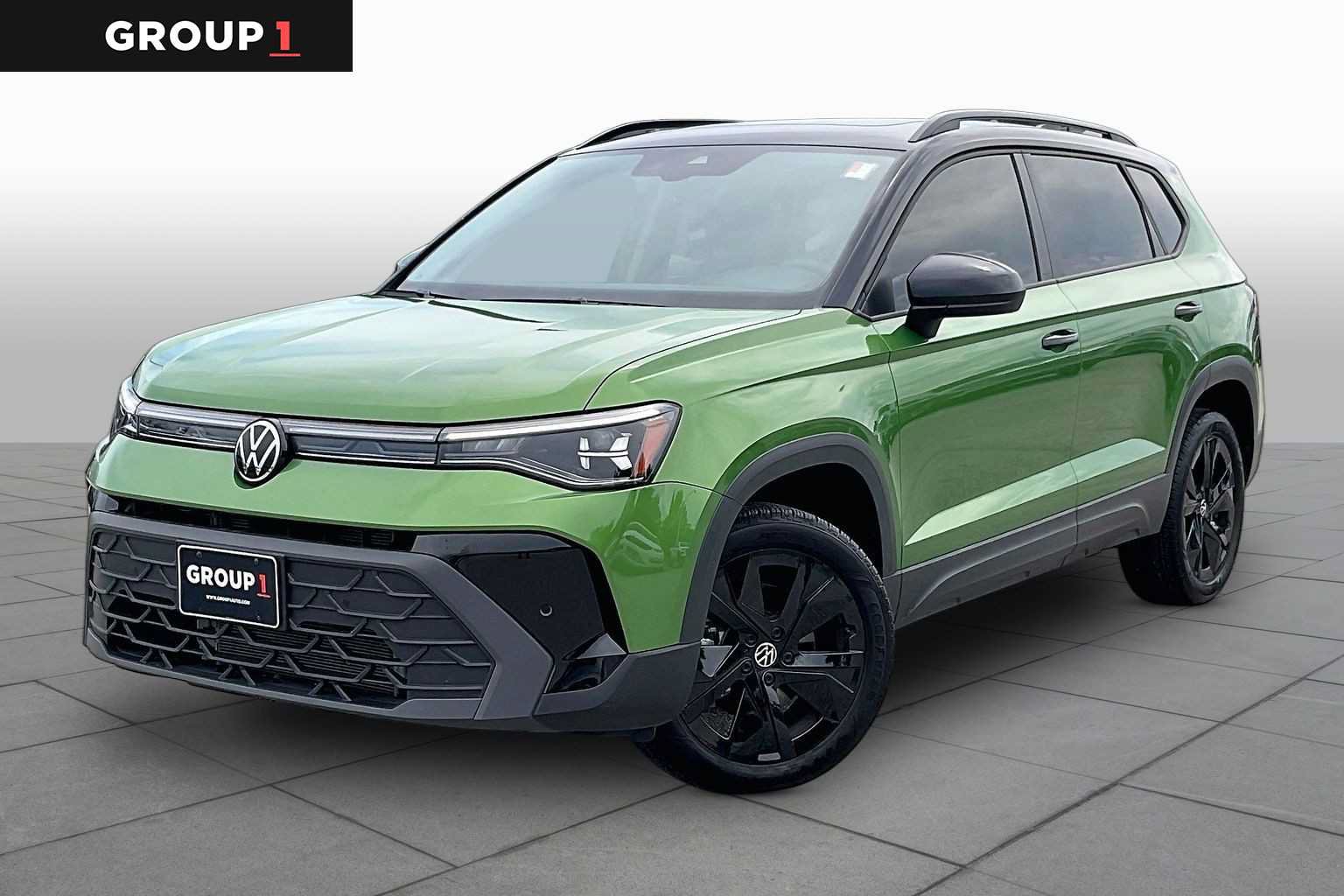 Used 2025 Volkswagen Taos SE FWD image 1