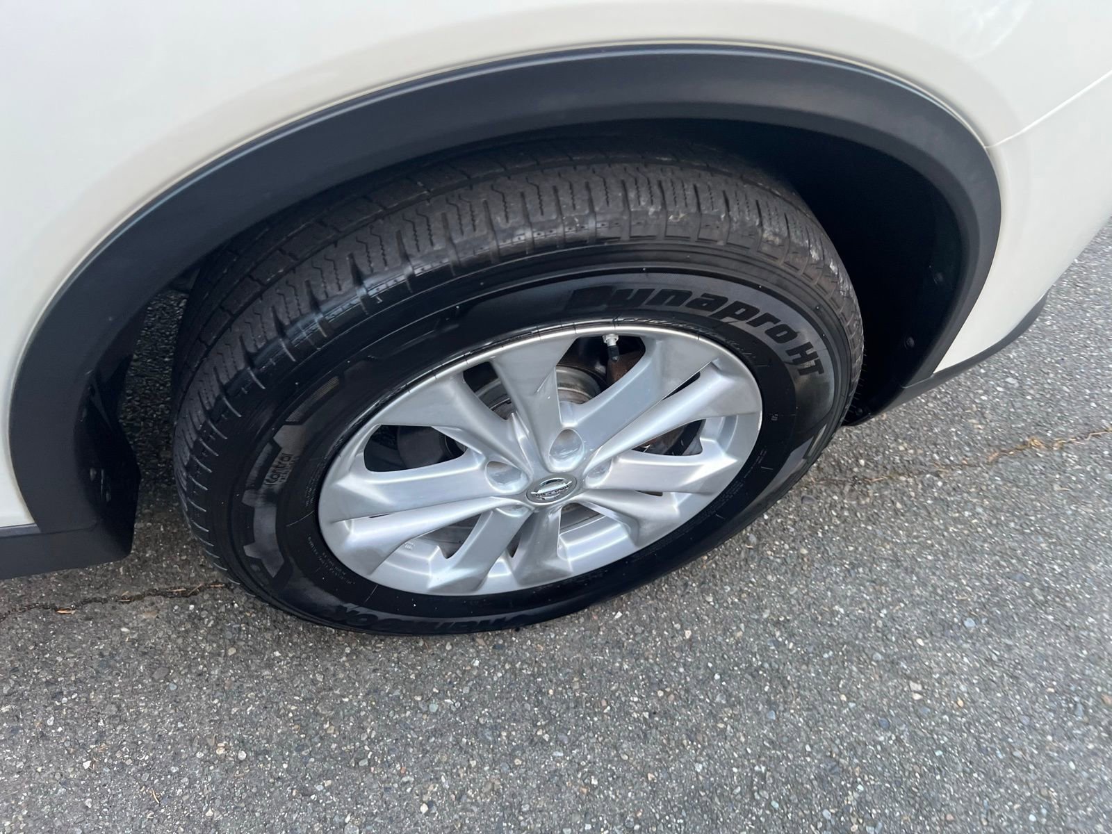 Used 2015 Nissan Rogue SV w/ SV Moonroof Package image 17