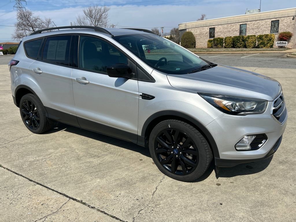 Used 2018 Ford Escape SE w/ SE Sport Appearance Package image 9