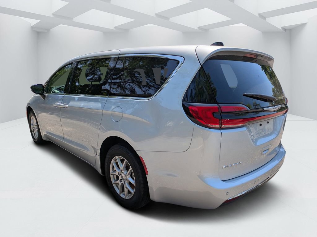 Used 2024 Chrysler Pacifica Touring-L FWD image 5