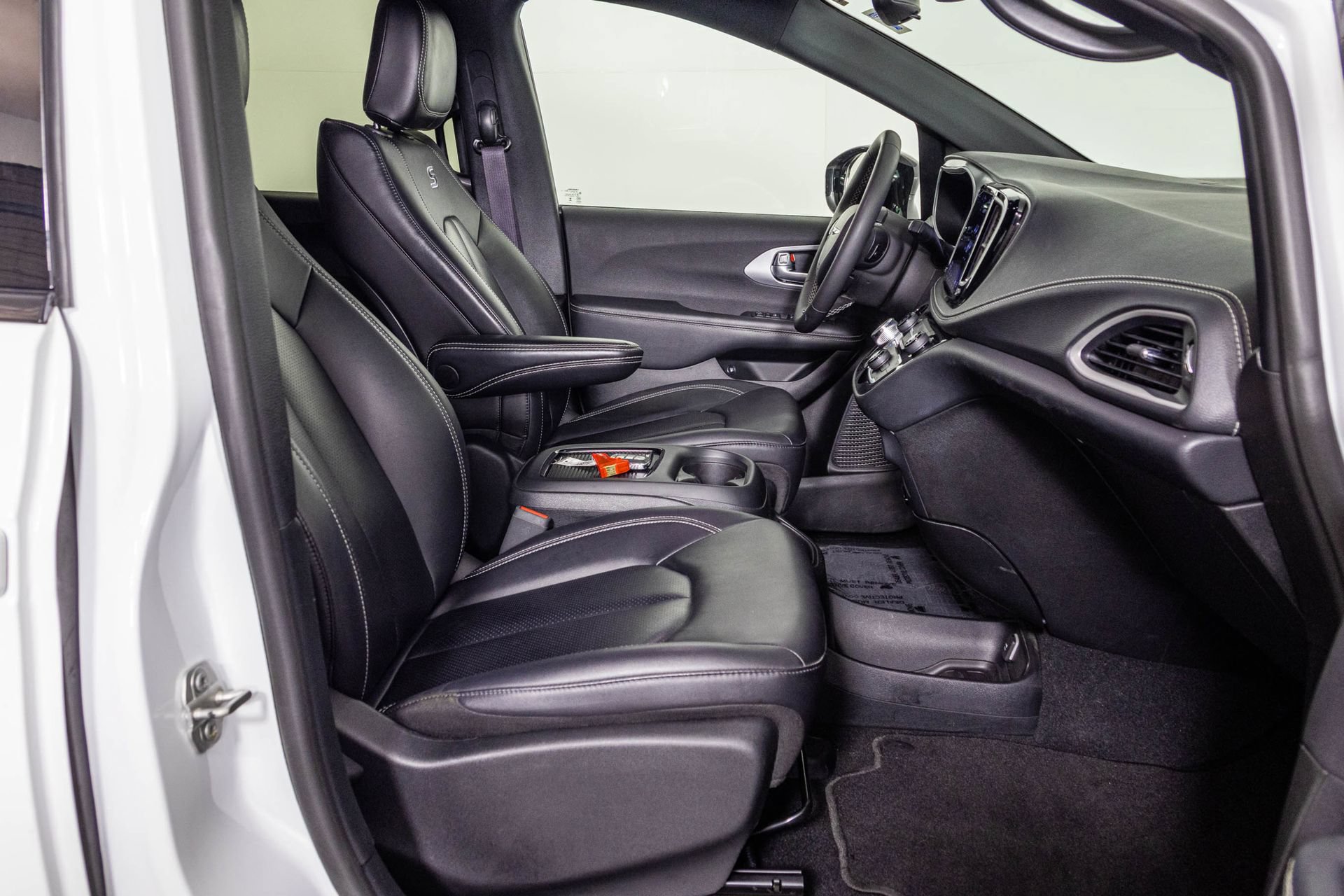 Used 2024 Chrysler Pacifica Limited FWD image 46