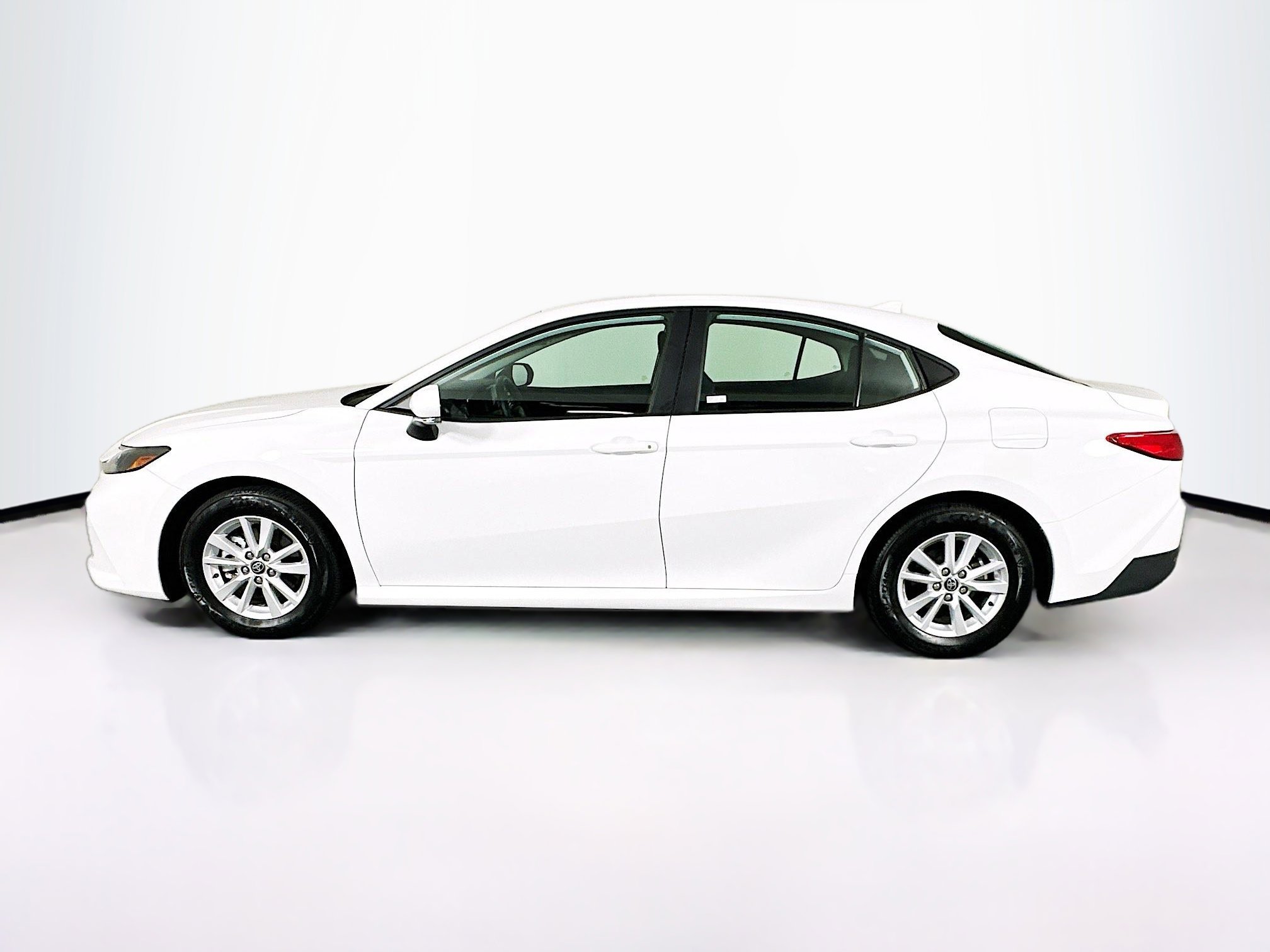 Used 2025 Toyota Camry LE image 4