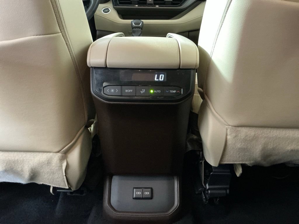 Used 2022 Toyota Highlander XLE FWD image 26