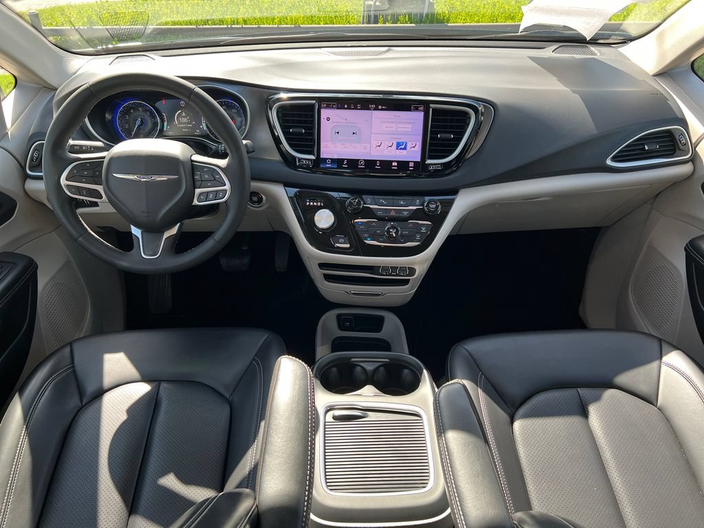 Used 2023 Chrysler Pacifica Touring-L FWD image 27