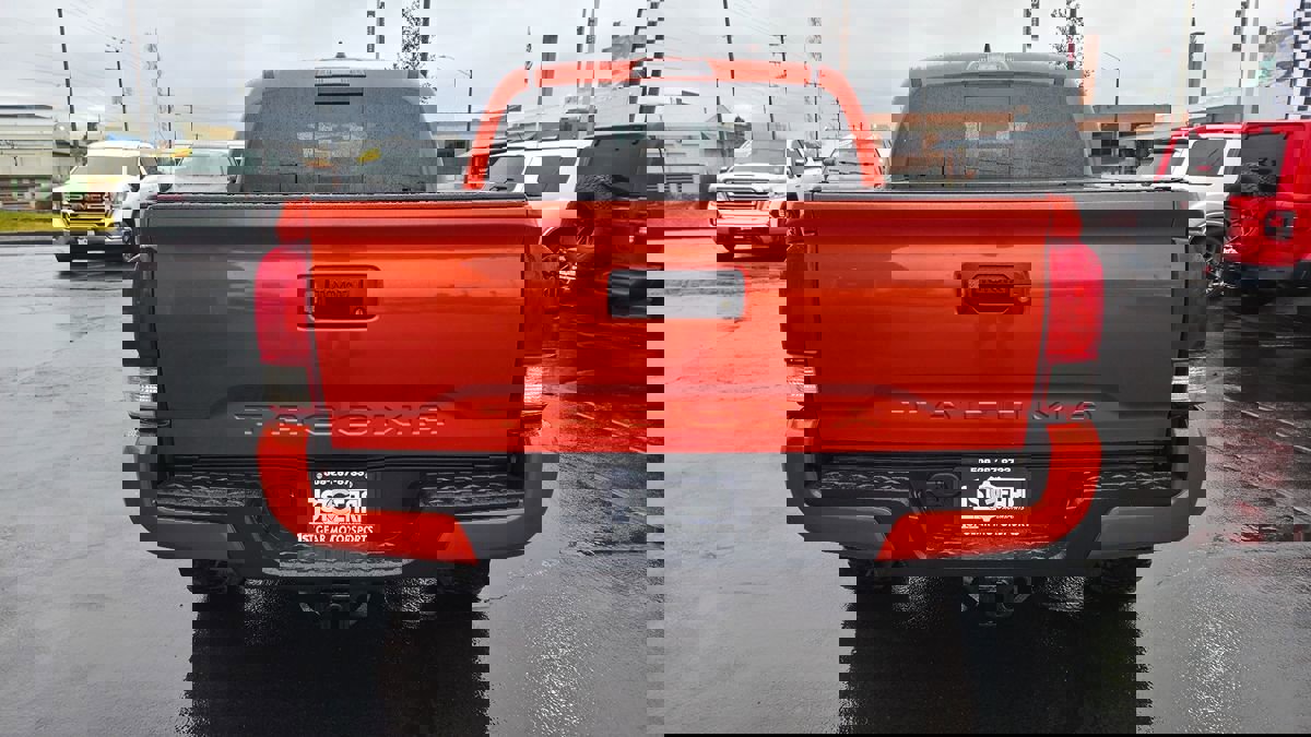 Used 2017 Toyota Tacoma TRD Off-Road image 5