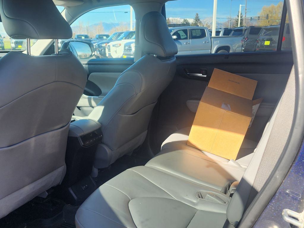 Used 2022 Toyota Highlander XLE image 4