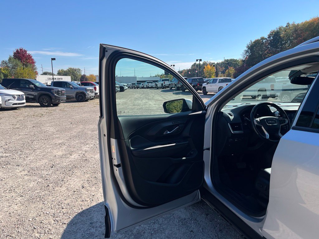 Used 2022 GMC Terrain SLT w/ LPO, Floor Liner Package AWD/4WD image 16