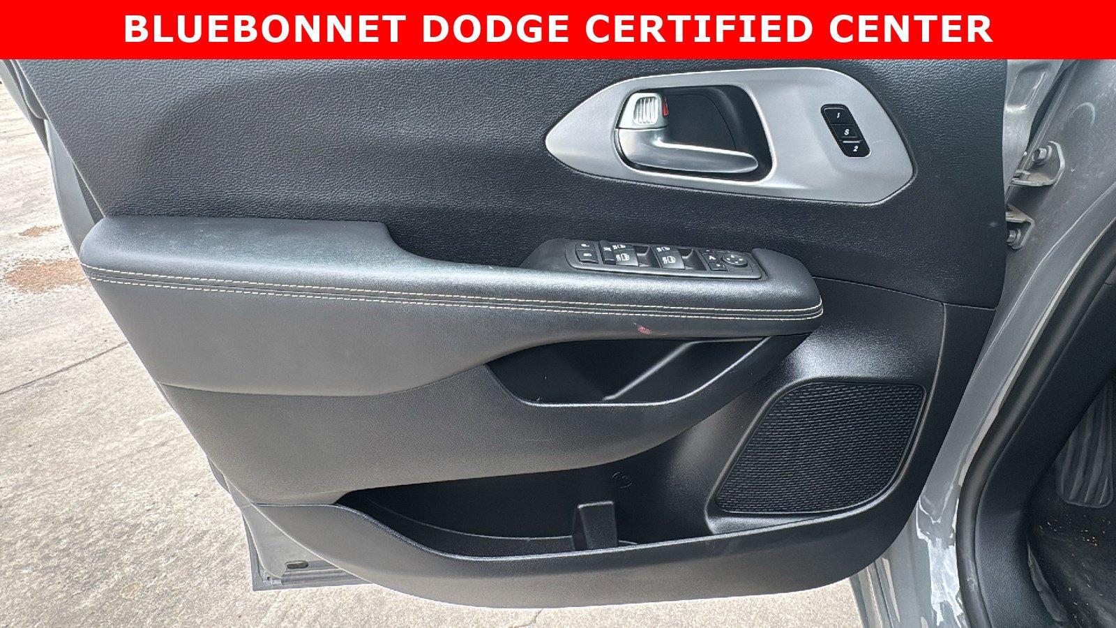 Used 2025 Chrysler Pacifica Limited image 12