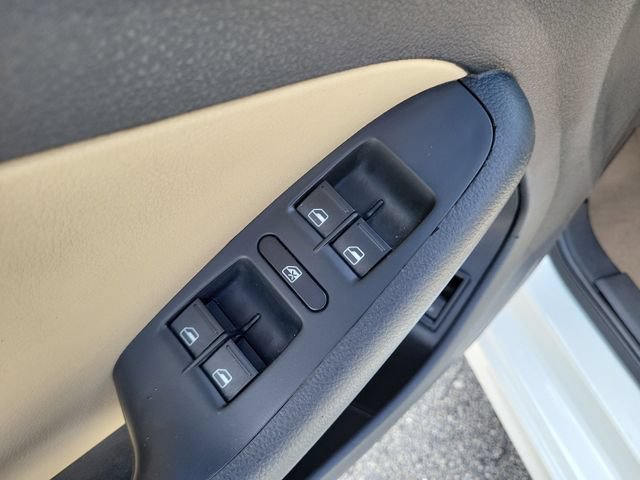 Used 2011 Volkswagen Jetta SE FWD image 16