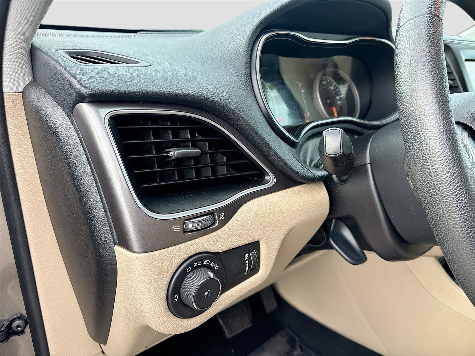 Used 2019 Jeep Cherokee Latitude w/ Popular Appearance Group image 10