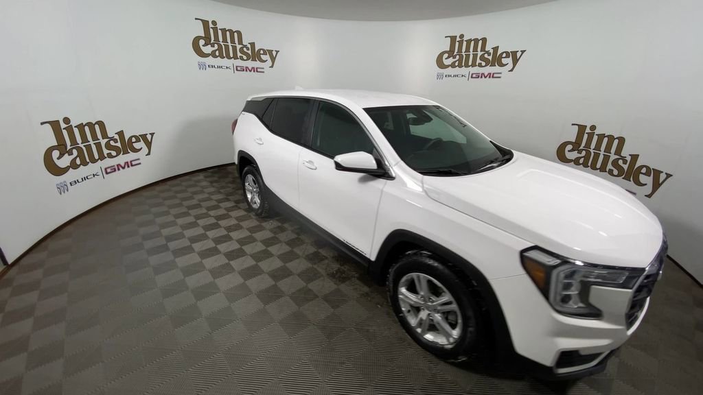 Used 2023 GMC Terrain SLE image 2