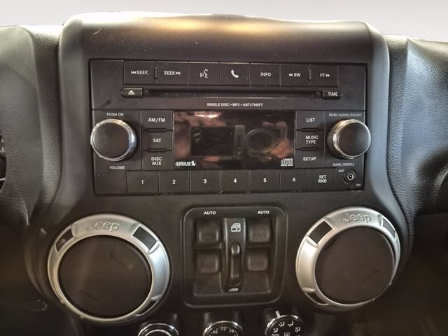Used 2017 Jeep Wrangler Unlimited Sahara w/ Connectivity Group AWD/4WD image 15
