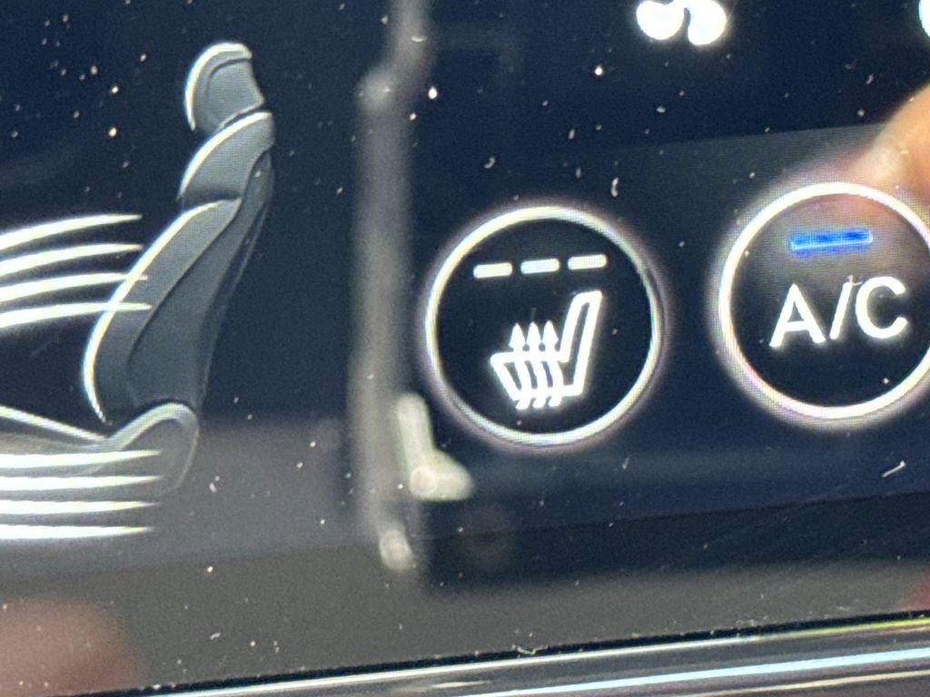 Used 2025 Genesis G70 2.5T image 31