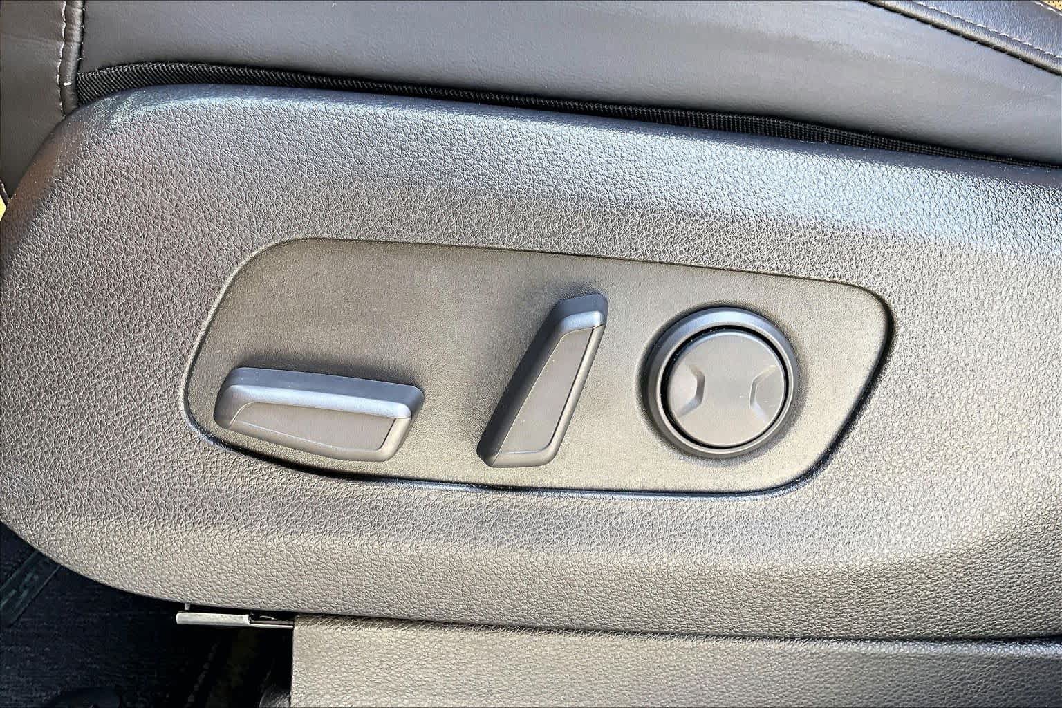 Used 2023 Kia Carnival EX FWD image 31