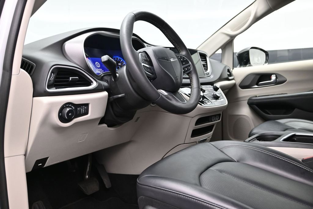 Used 2024 Chrysler Pacifica Touring-L FWD image 18