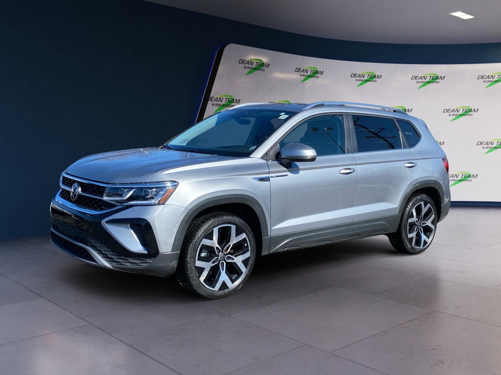 Used 2022 Volkswagen Taos SEL w/ Panoramic Sunroof Package image 2