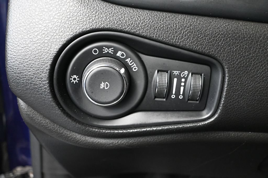 Used 2020 Jeep Renegade Trailhawk w/ Cold Weather Group AWD/4WD image 31