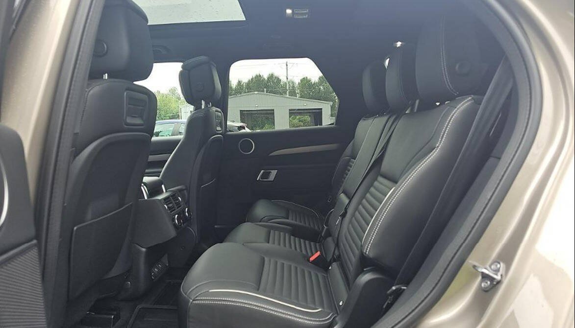 Used 2024 Land Rover Discovery Dynamic SE AWD/4WD image 18
