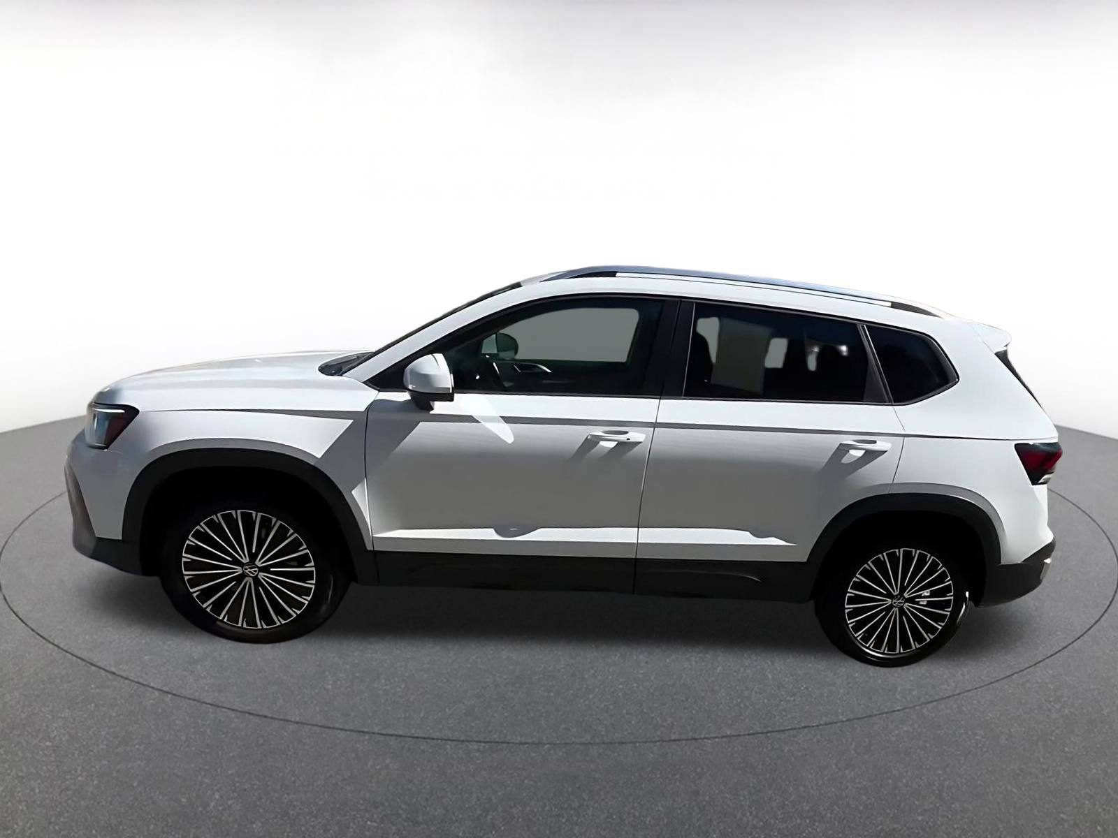 Used 2025 Volkswagen Taos SE FWD image 9