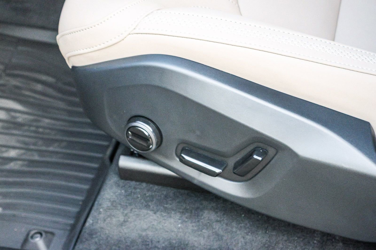 New 2026 Volvo XC90 B5 Plus w/ Protection Package image 30