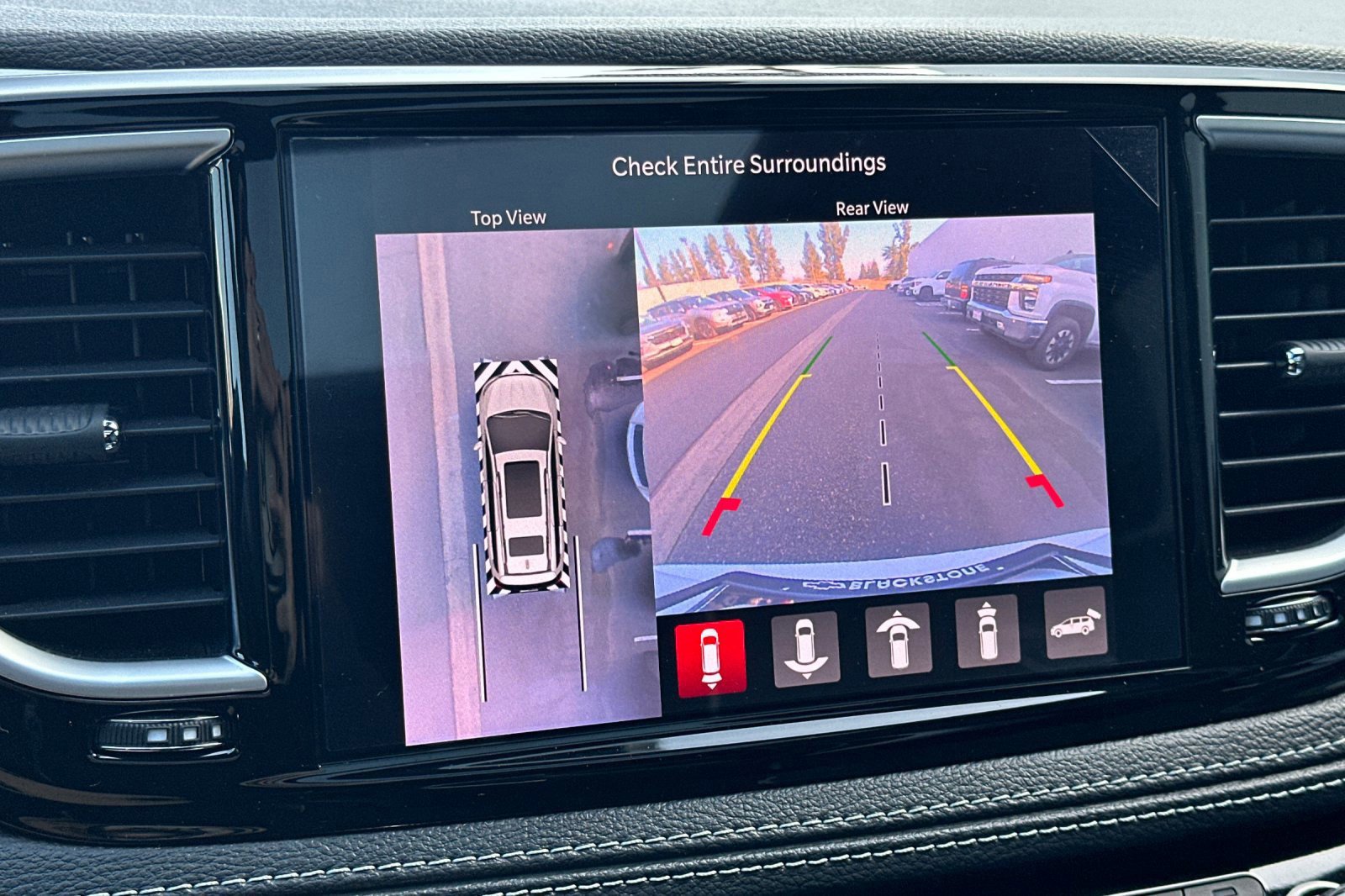 Used 2024 Chrysler Pacifica Limited w/ Uconnect Theater Family Group image 20